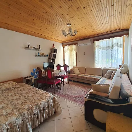 Hida Guest House Гирокастра Экстерьер фото